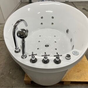 Elegant White BAINULTRA Massage Tub